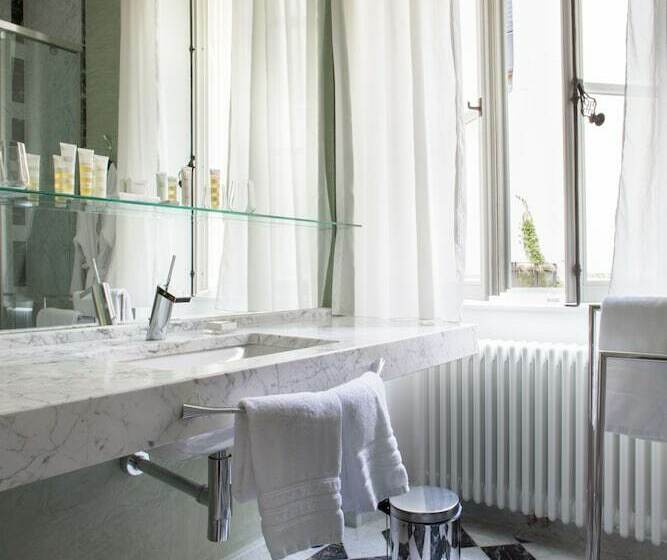 اتاق لوکس, Le Place D Armes   Relais & Châteaux