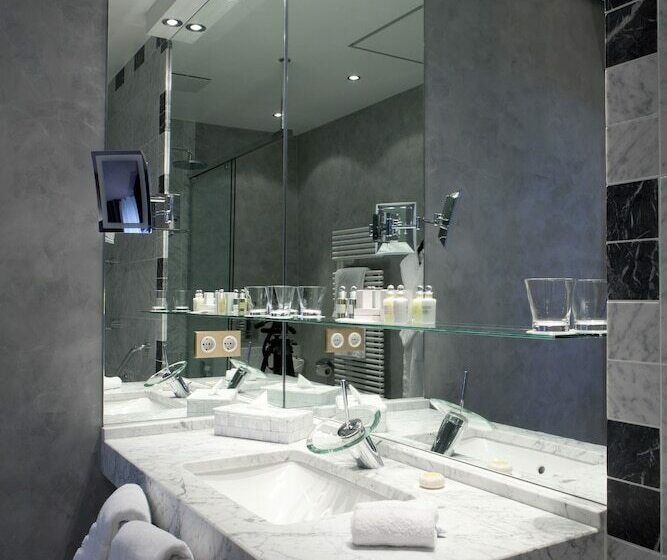 اتاق اجرایی, Le Place D Armes   Relais & Châteaux