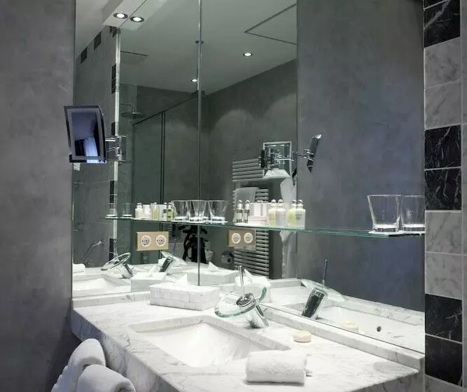 اتاق اجرایی, Le Place D Armes   Relais & Châteaux