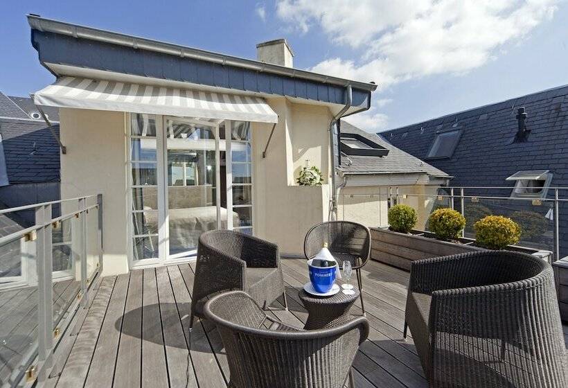 سوییت جونیور, Le Place D Armes   Relais & Châteaux