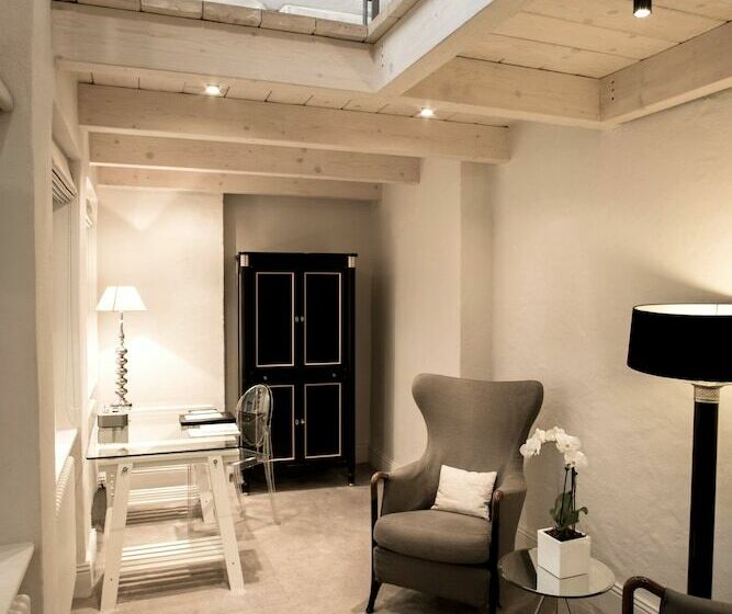 سوییت جونیور, Le Place D Armes   Relais & Châteaux