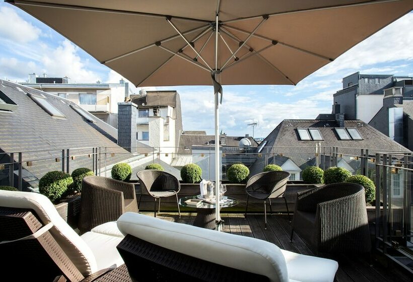 سوییت جونیور, Le Place D Armes   Relais & Châteaux