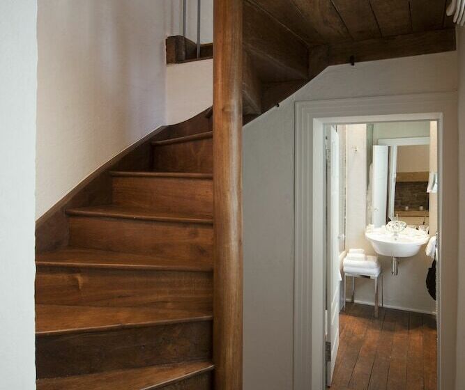 سوییت جونیور, Le Place D Armes   Relais & Châteaux