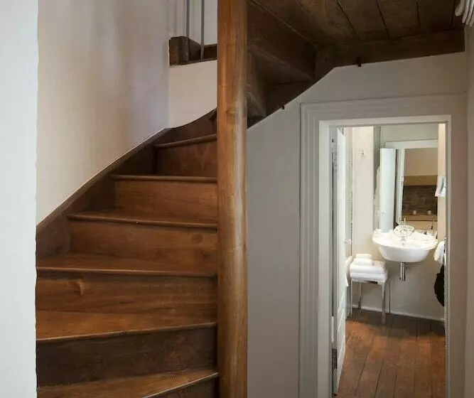 سوییت جونیور, Le Place D Armes   Relais & Châteaux