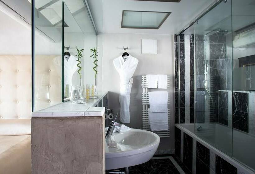 سوییت جونیور, Le Place D Armes   Relais & Châteaux