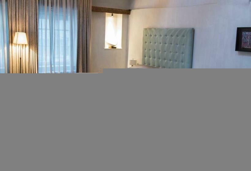 سوییت جونیور, Le Place D Armes   Relais & Châteaux
