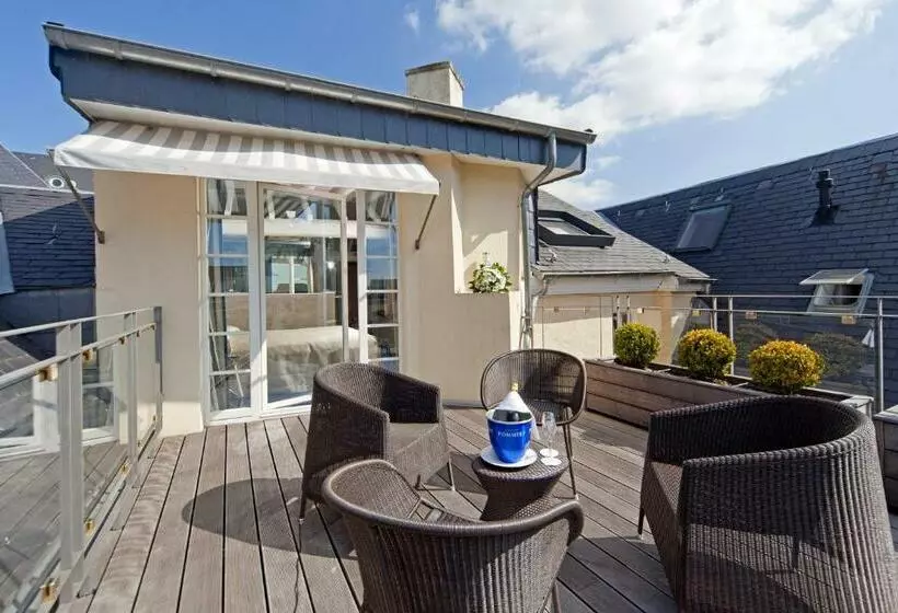 سوییت جونیور, Le Place D Armes   Relais & Châteaux
