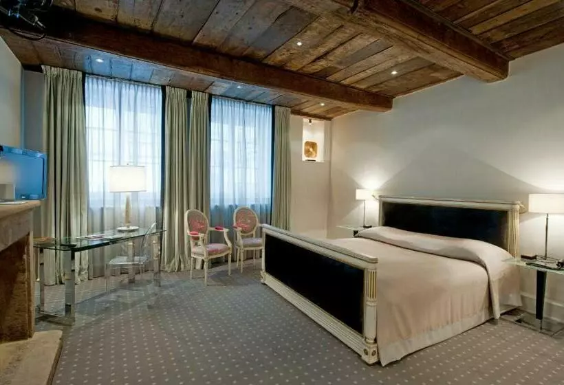 اتاق اجرایی, Le Place D Armes   Relais & Châteaux