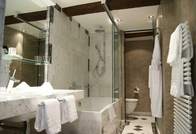 سوییت پرستیژ, Le Place D Armes   Relais & Châteaux