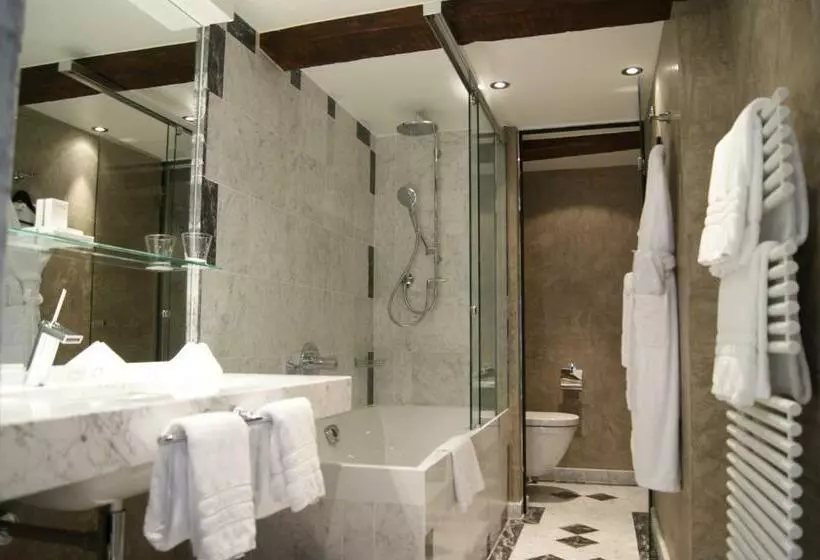 سوییت پرستیژ, Le Place D Armes   Relais & Châteaux