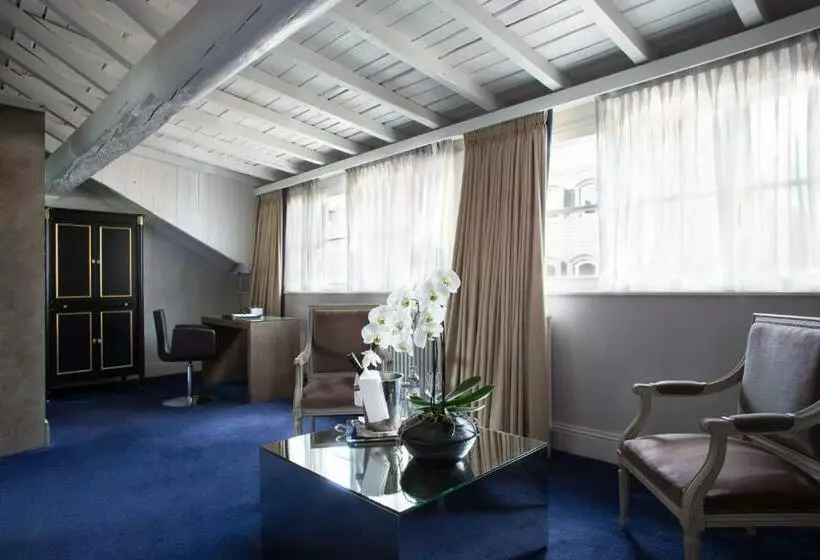 سوییت جونیور, Le Place D Armes   Relais & Châteaux