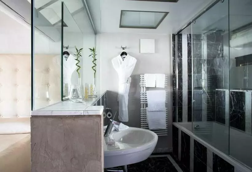 سوییت جونیور, Le Place D Armes   Relais & Châteaux