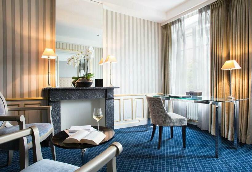 سوییت جونیور, Le Place D Armes   Relais & Châteaux