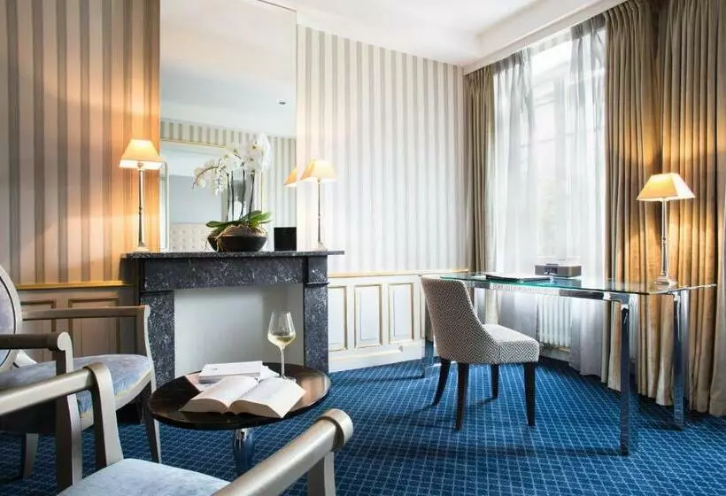 سوییت جونیور, Le Place D Armes   Relais & Châteaux