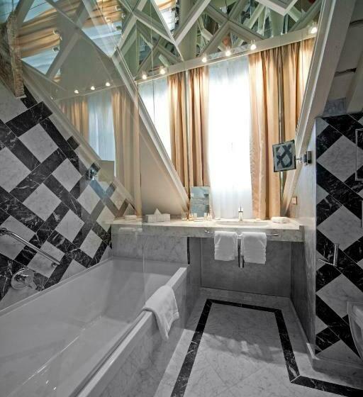 اتاق لوکس, Le Place D Armes   Relais & Châteaux