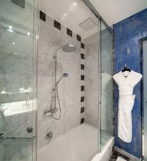اتاق لوکس, Le Place D Armes   Relais & Châteaux