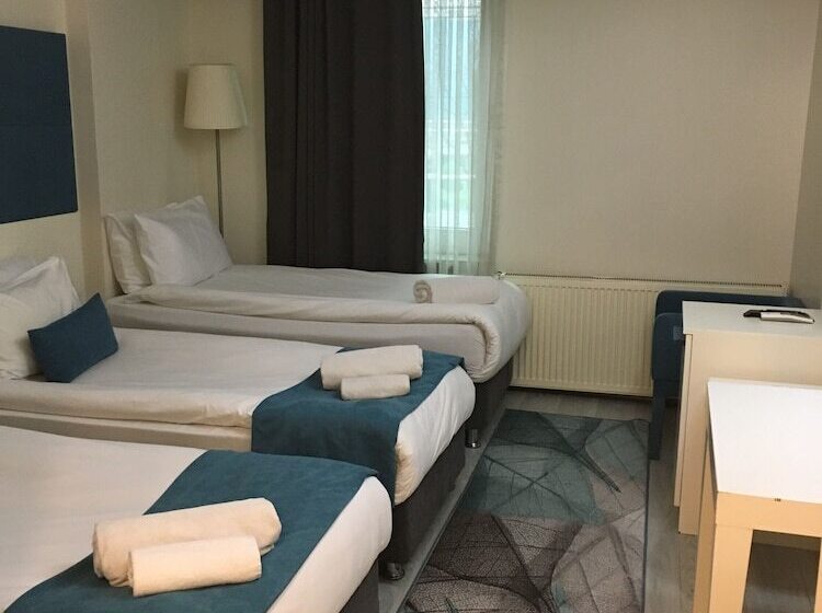 اتاق استاندارد سه نفره, Lion City