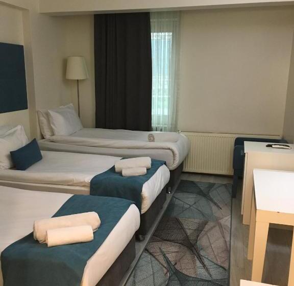 اتاق استاندارد سه نفره, Lion City