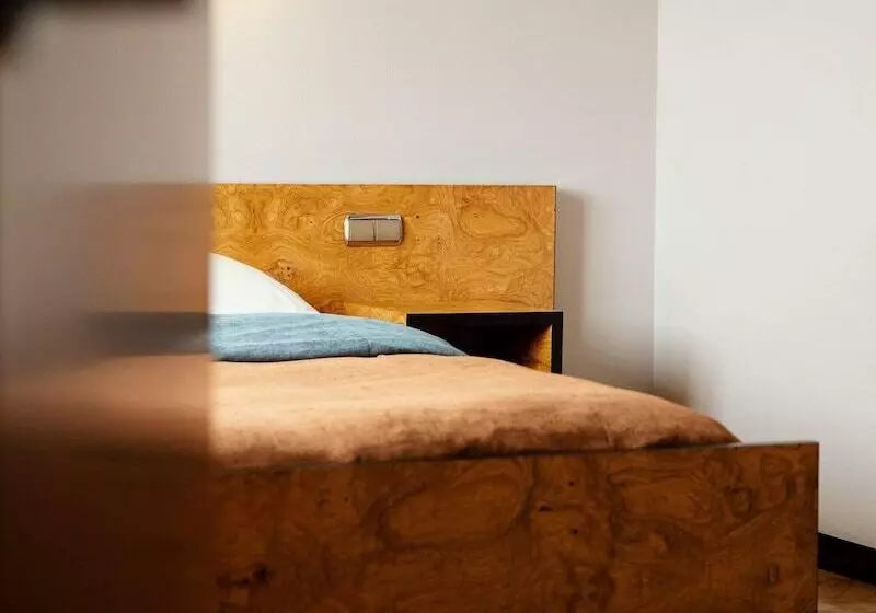 Standard-huone, Monopol