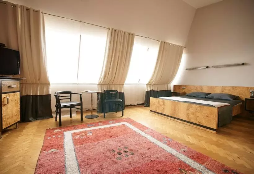 Standard-huone, Monopol