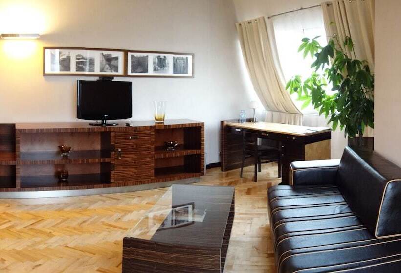 اتاق سوپریور, Monopol