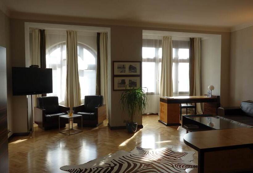 اتاق سوپریور, Monopol