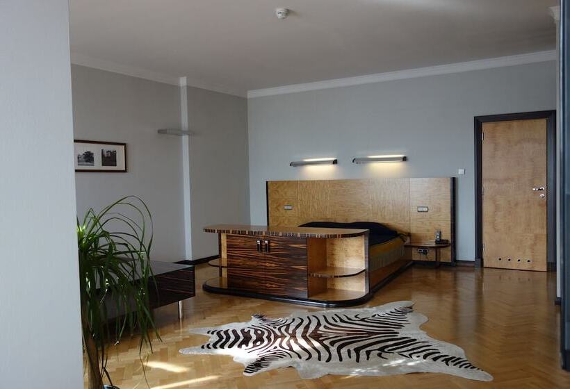 اتاق سوپریور, Monopol