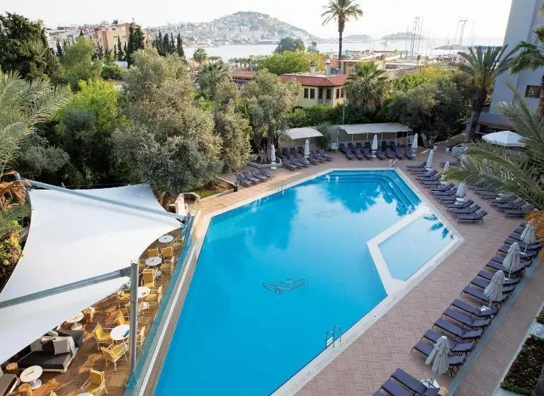 سوییت با چشم‌انداز استخر, Paloma Marina Suites - Adult Only