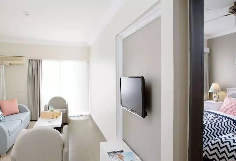 سوییت با چشم‌انداز استخر, Paloma Marina Suites - Adult Only