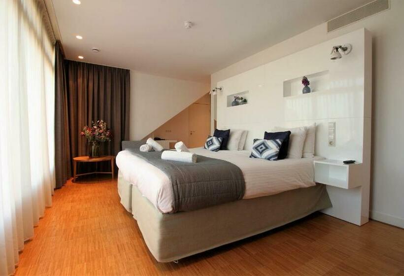 Ullakkohuone, The Bank