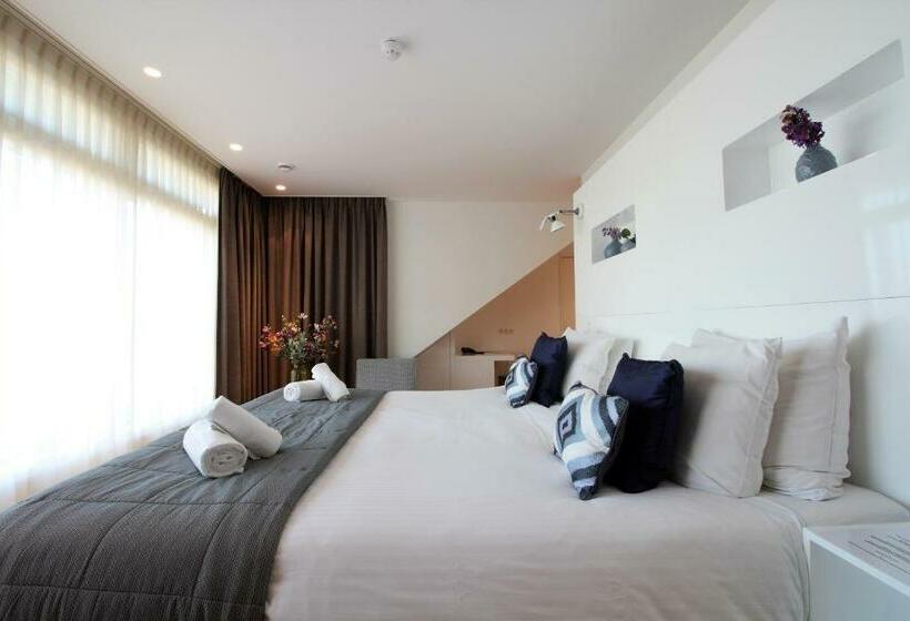 Ullakkohuone, The Bank