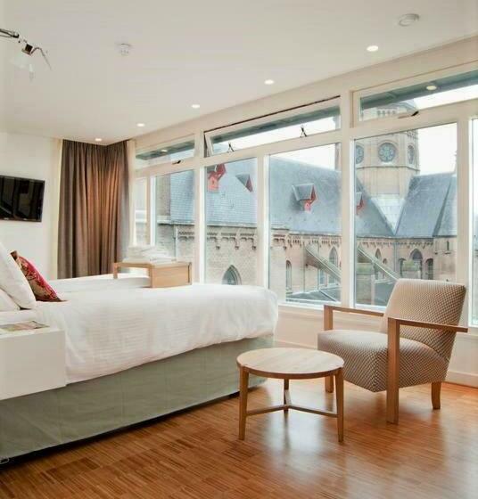 Ullakkohuone, The Bank