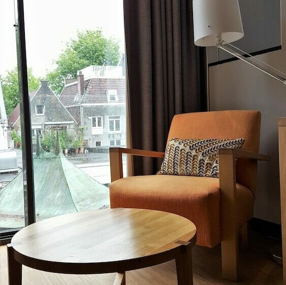 Juniorsviitti, The Bank