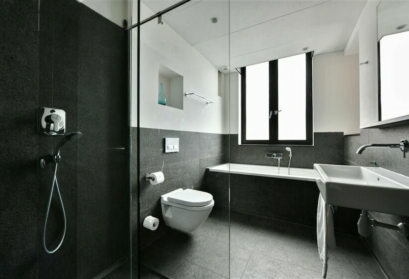 Juniorsviitti, The Bank