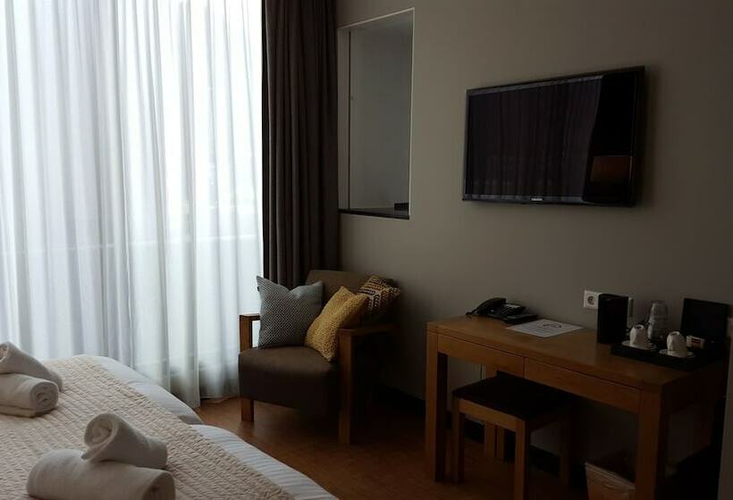 Perhehuone, The Bank