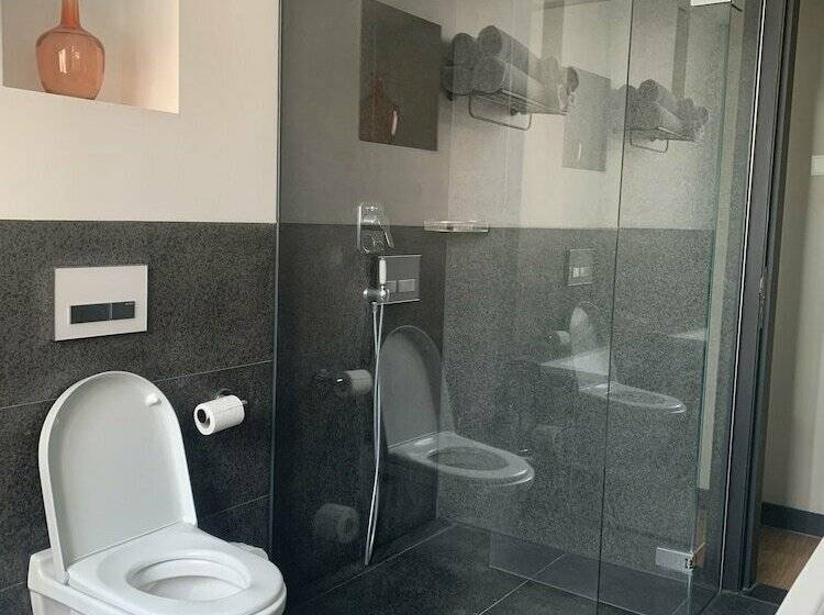 Perhehuone, The Bank