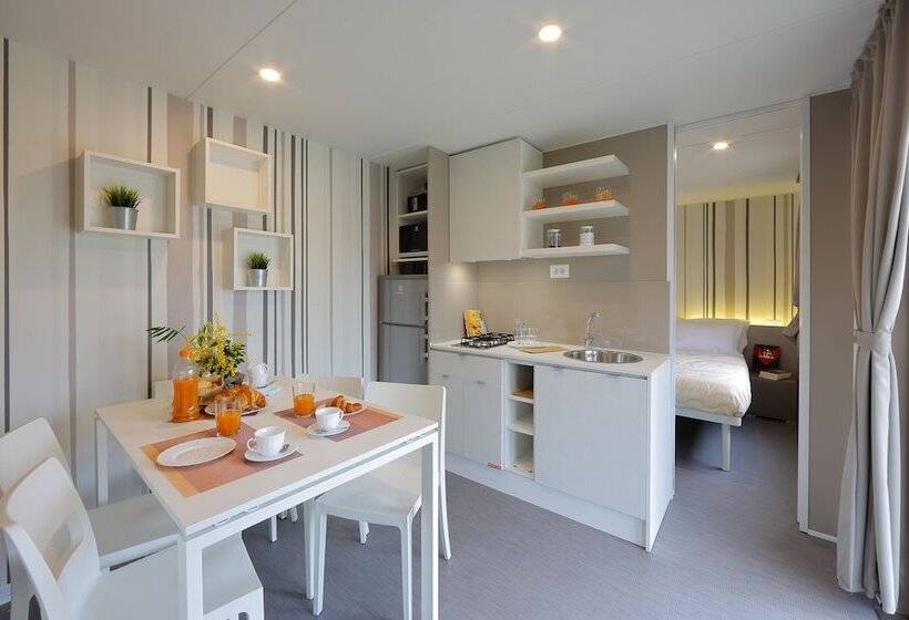 בקתת סופריור בת חדר 1, Hu Roma Camping In Town