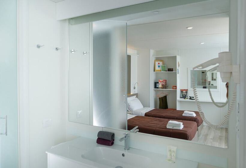 בקתה סופריור, Hu Roma Camping In Town