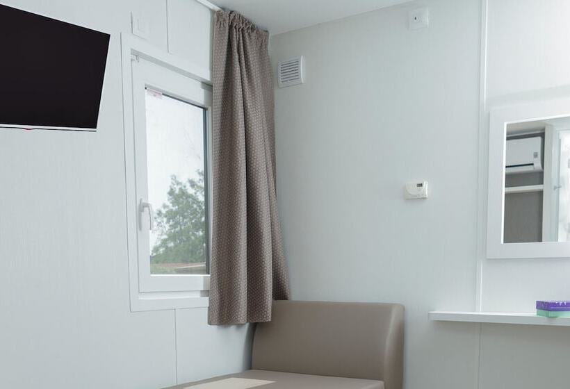 בקתה סופריור, Hu Roma Camping In Town