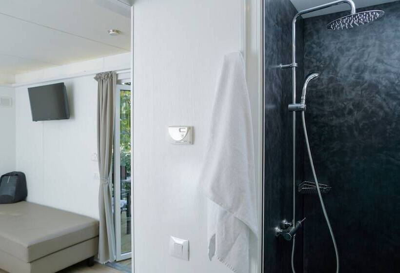 בקתה סופריור, Hu Roma Camping In Town