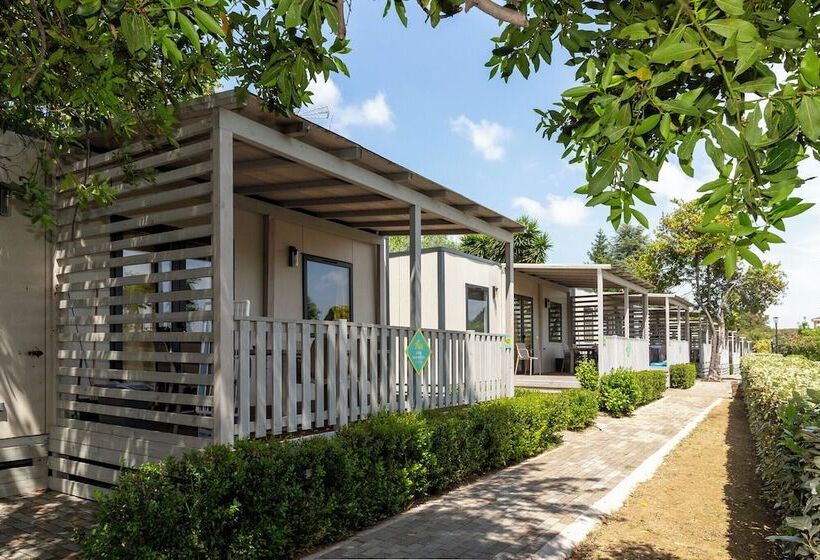 בקתת סופריור בת חדר 1, Hu Roma Camping In Town