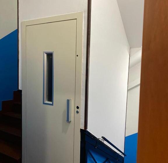 带阳台标准四人间, La Torre B&b