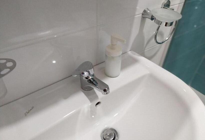 带阳台标准四人间, La Torre B&b