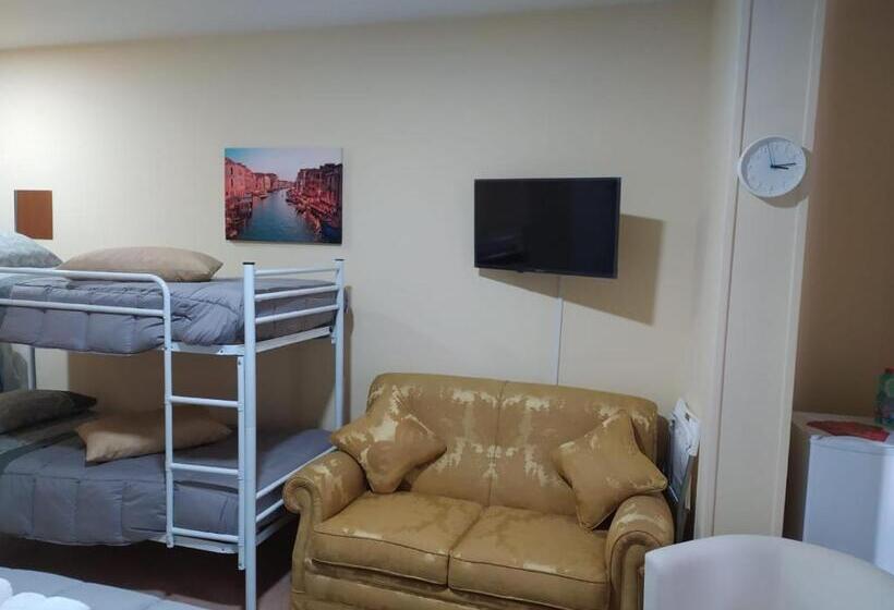 带阳台标准四人间, La Torre B&b