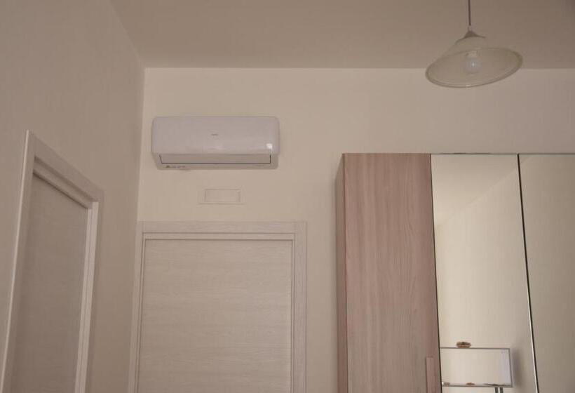 חדר משפחתי, La Casa Di Marco