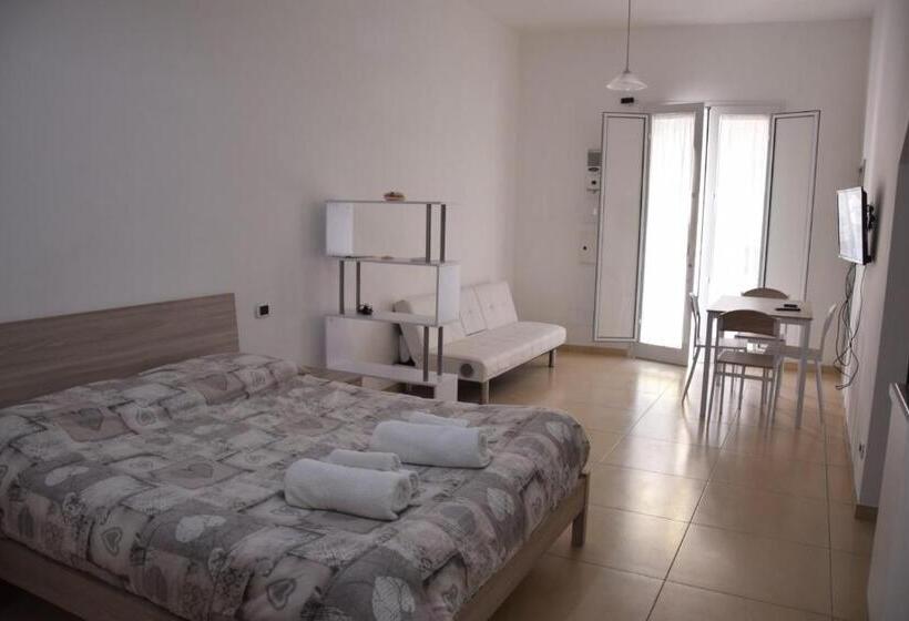 חדר משפחתי, La Casa Di Marco