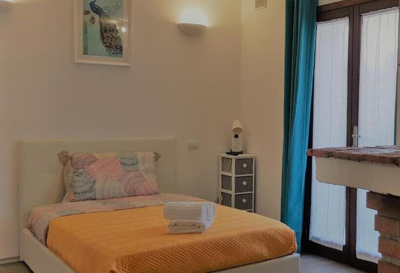 Standard Studio King Bed, Maximilian Seven