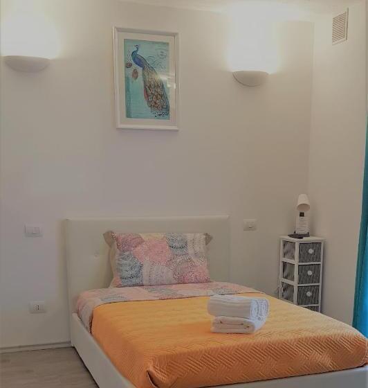 Standard Studio King Bed, Maximilian Seven