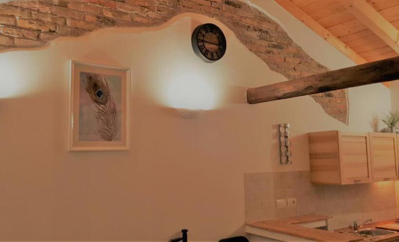 Deluxe Studio, Maximilian Seven