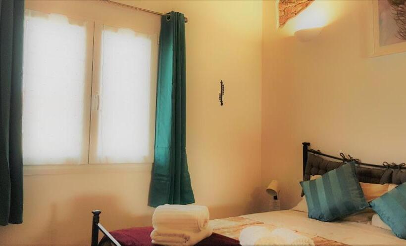 Deluxe Studio, Maximilian Seven